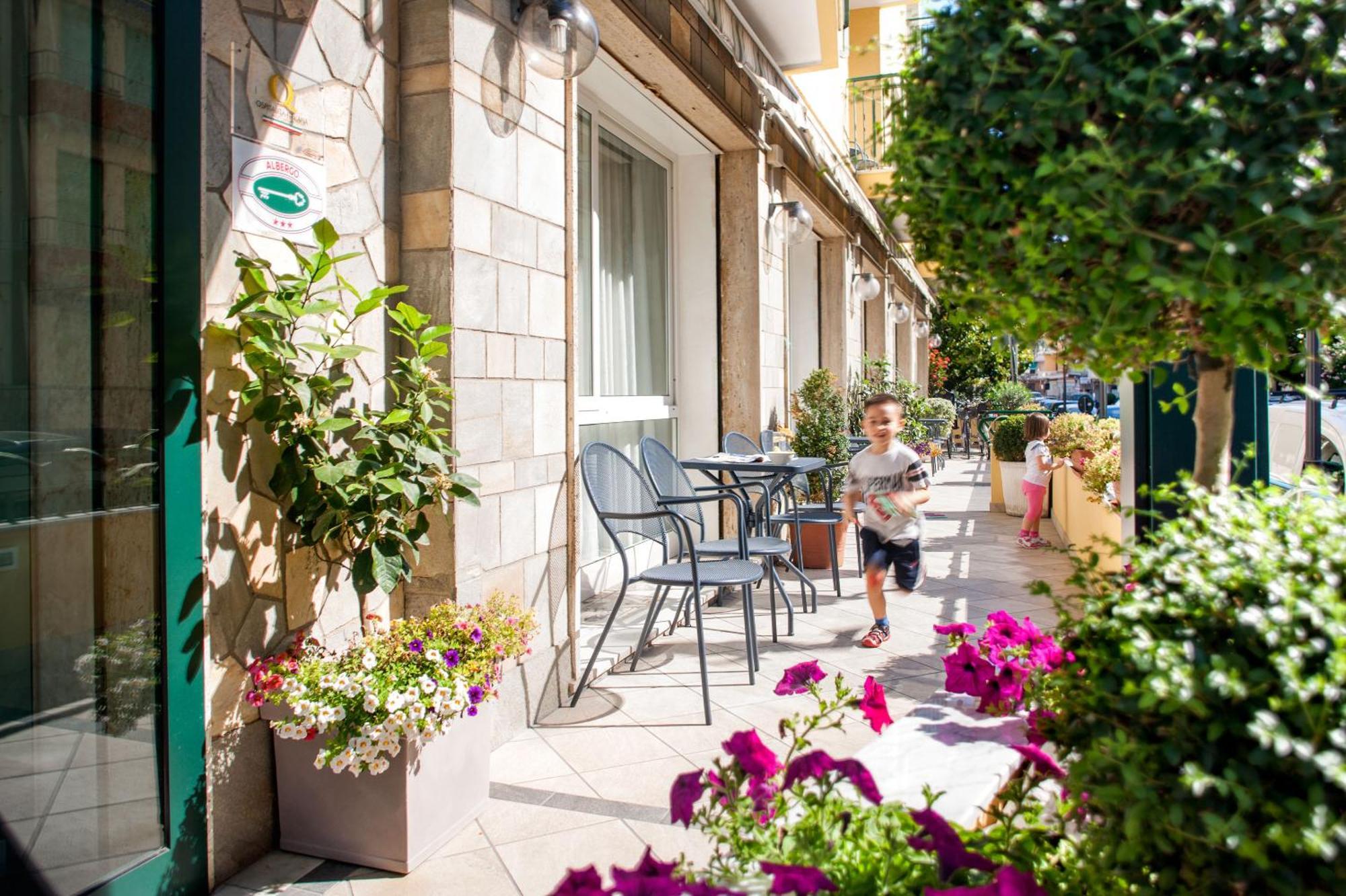 Hotel Curtis Centrale Alassio Dış mekan fotoğraf